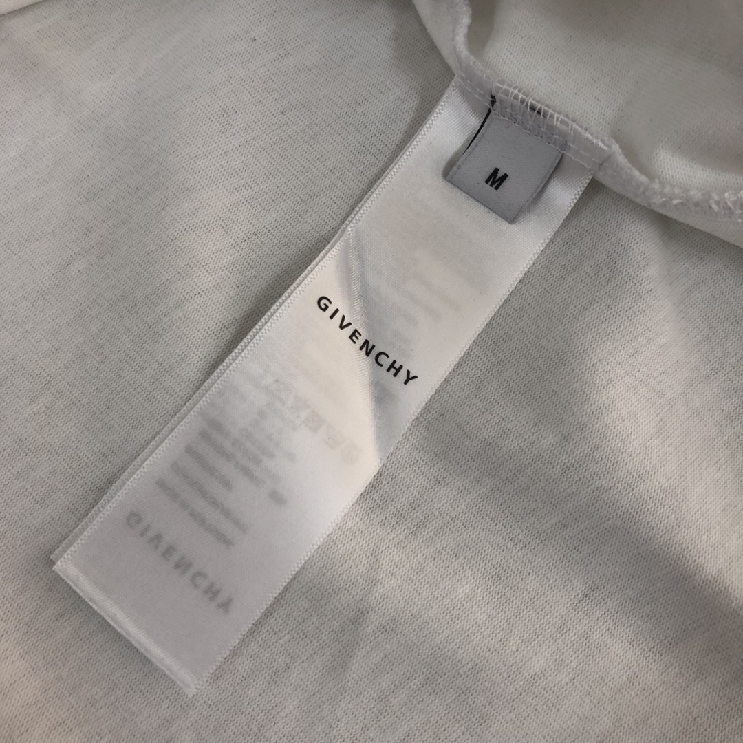P75 GIVENCHY 纪梵希 26SS最新款情侣款短袖T恤～品牌新元素印花设计～面料上身舒适透气，不僵硬，修身的剪裁，采用高定定制纯棉面料！上身舒适有型，内搭单穿都完全没问题，时尚潮人必备！！！ 颜色：黑色 白色 码数：M-XXXL