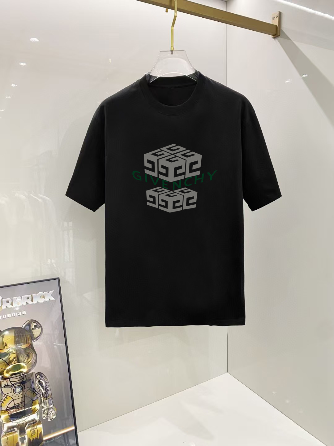 P70 纪梵希 2026早春新款首发专柜最新款短袖圆领T恤 高端订制 设计前卫时尚！高端定制高支长绒棉面料.穿着舒适.专柜级别精致车线.做工精细.上身效果无敌帅气！型男必备单品！ 码数： S M L XL XXL 胸围：50 52 55 58 61 衣长：69 71 73 75 77 肩宽：48 50 53 56 58 袖长：22 23 24 尺寸由于手工测量，存在1-3CM左右的偏差