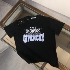 P75 GIVENCHY 纪梵希 26SS最新款情侣款短袖T恤～品牌新元素印花设计～面料上身舒适透气，不僵硬，修身的剪裁，采用高定定制纯棉面料！上身舒适有型，内搭单穿都完全没问题，时尚潮人必备！！！ 颜色：黑色 白色 码数：M-XXXL