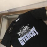 P75 GIVENCHY 纪梵希 26SS最新款情侣款短袖T恤～品牌新元素印花设计～面料上身舒适透气，不僵硬，修身的剪裁，采用高定定制纯棉面料！上身舒适有型，内搭单穿都完全没问题，时尚潮人必备！！！ 颜色：黑色 白色 码数：M-XXXL