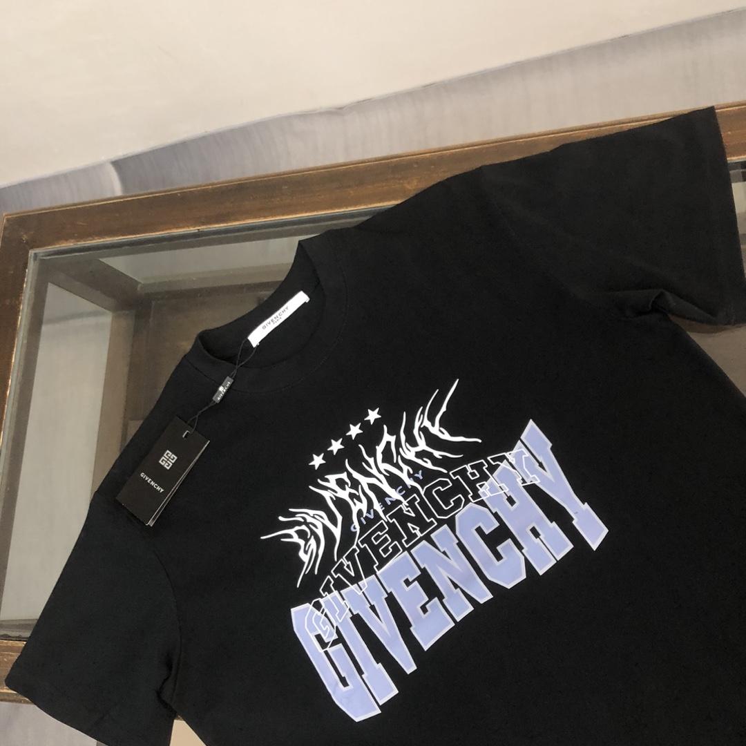 P75 GIVENCHY 纪梵希 26SS最新款情侣款短袖T恤～品牌新元素印花设计～面料上身舒适透气，不僵硬，修身的剪裁，采用高定定制纯棉面料！上身舒适有型，内搭单穿都完全没问题，时尚潮人必备！！！ 颜色：黑色 白色 码数：M-XXXL