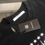 P75 GIVENCHY 纪梵希 26SS最新款情侣款短袖T恤～品牌新元素印花设计～面料上身舒适透气，不僵硬，修身的剪裁，采用高定定制纯棉面料！上身舒适有型，内搭单穿都完全没问题，时尚潮人必备！！！ 颜色：黑色 白色 码数：M-XXXL