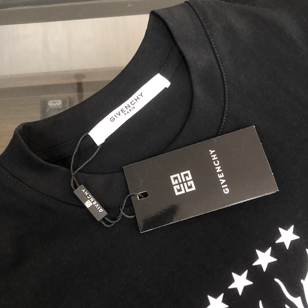P75 GIVENCHY 纪梵希 26SS最新款情侣款短袖T恤～品牌新元素印花设计～面料上身舒适透气，不僵硬，修身的剪裁，采用高定定制纯棉面料！上身舒适有型，内搭单穿都完全没问题，时尚潮人必备！！！ 颜色：黑色 白色 码数：M-XXXL