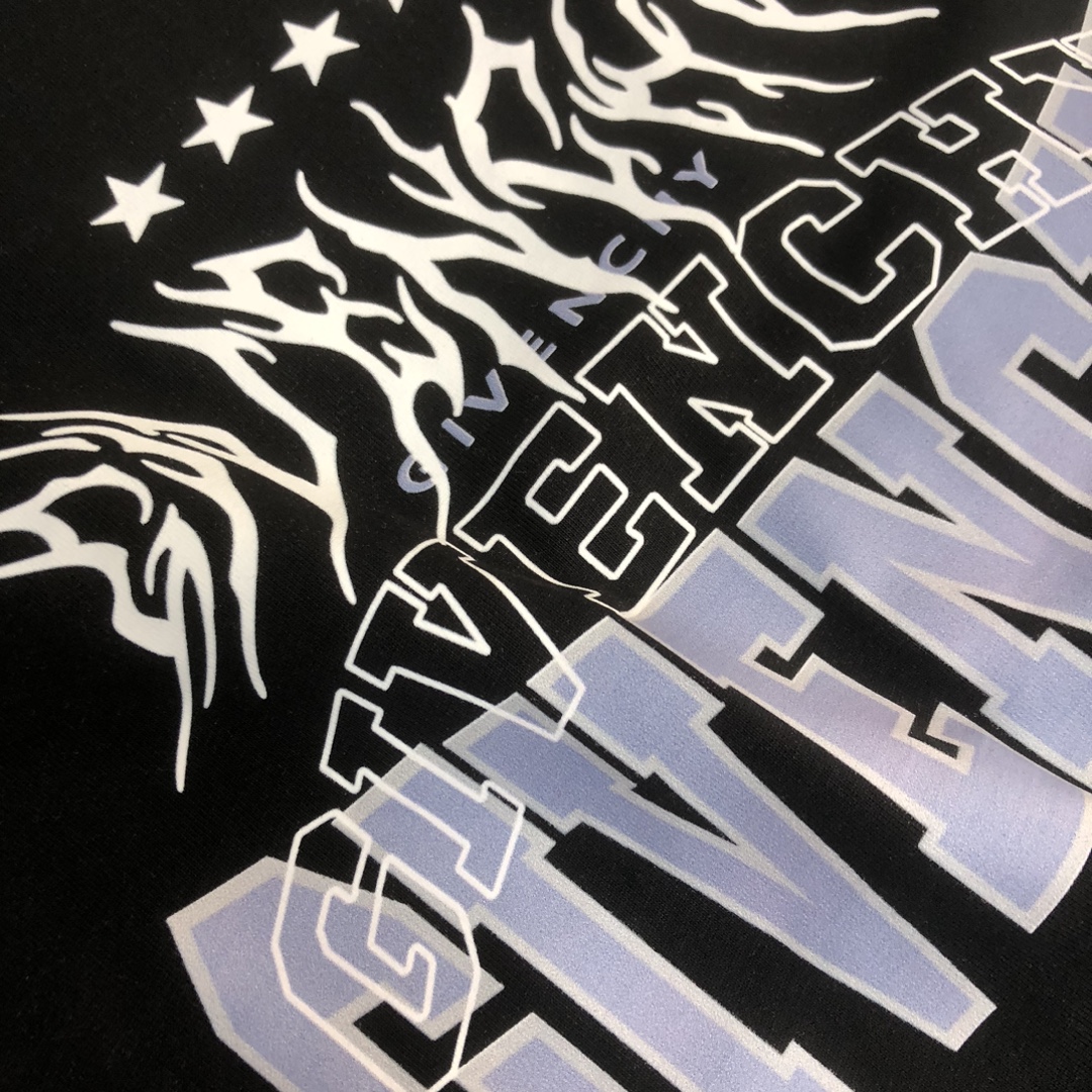 P75 GIVENCHY 纪梵希 26SS最新款情侣款短袖T恤～品牌新元素印花设计～面料上身舒适透气，不僵硬，修身的剪裁，采用高定定制纯棉面料！上身舒适有型，内搭单穿都完全没问题，时尚潮人必备！！！ 颜色：黑色 白色 码数：M-XXXL