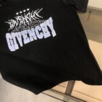 P75 GIVENCHY 纪梵希 26SS最新款情侣款短袖T恤～品牌新元素印花设计～面料上身舒适透气，不僵硬，修身的剪裁，采用高定定制纯棉面料！上身舒适有型，内搭单穿都完全没问题，时尚潮人必备！！！ 颜色：黑色 白色 码数：M-XXXL