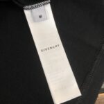P75 GIVENCHY 纪梵希 26SS最新款情侣款短袖T恤～品牌新元素印花设计～面料上身舒适透气，不僵硬，修身的剪裁，采用高定定制纯棉面料！上身舒适有型，内搭单穿都完全没问题，时尚潮人必备！！！ 颜色：黑色 白色 码数：M-XXXL