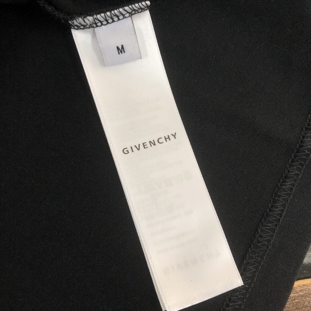 P75 GIVENCHY 纪梵希 26SS最新款情侣款短袖T恤～品牌新元素印花设计～面料上身舒适透气，不僵硬，修身的剪裁，采用高定定制纯棉面料！上身舒适有型，内搭单穿都完全没问题，时尚潮人必备！！！ 颜色：黑色 白色 码数：M-XXXL