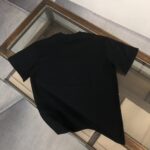 P75 GIVENCHY 纪梵希 26SS最新款情侣款短袖T恤～品牌新元素印花设计～面料上身舒适透气，不僵硬，修身的剪裁，采用高定定制纯棉面料！上身舒适有型，内搭单穿都完全没问题，时尚潮人必备！！！ 颜色：黑色 白色 码数：M-XXXL