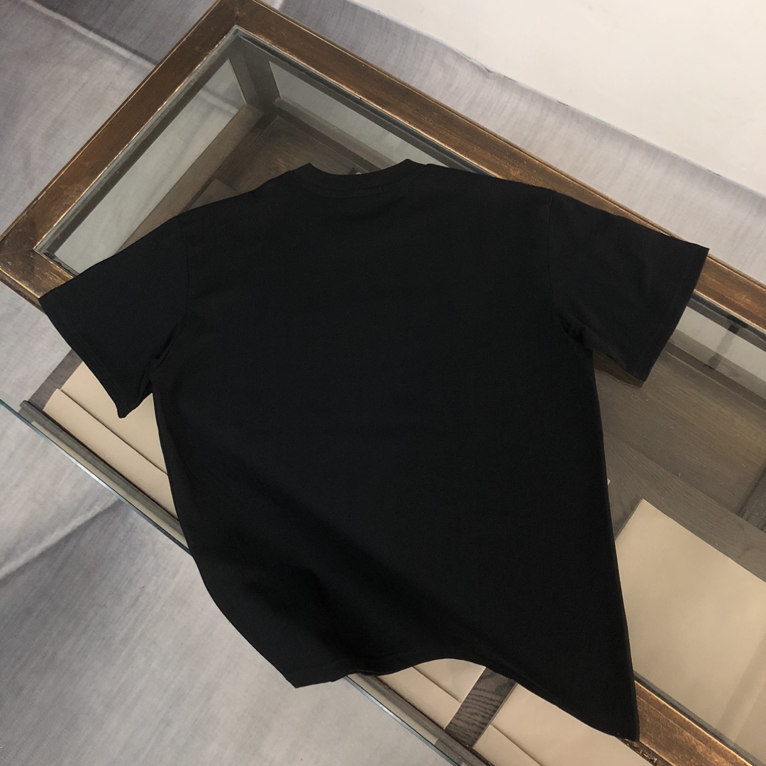 P75 GIVENCHY 纪梵希 26SS最新款情侣款短袖T恤～品牌新元素印花设计～面料上身舒适透气，不僵硬，修身的剪裁，采用高定定制纯棉面料！上身舒适有型，内搭单穿都完全没问题，时尚潮人必备！！！ 颜色：黑色 白色 码数：M-XXXL