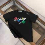 P75 GIVENCHY 纪梵希 26SS春夏最新款短袖圆领情侣款T恤～印花Logo精致升级～定制纯棉面料，极为亲肤舒适， 摸上去手感非常的柔软，质感很好，做工细致。完美体现立体感 符合品牌一贯的设计风格，整体非常不错！时尚品味T恤衫，而且内搭单穿都完全没问题！上身效果超赞👍 颜色：黑色 白色 码数： M-XXXL