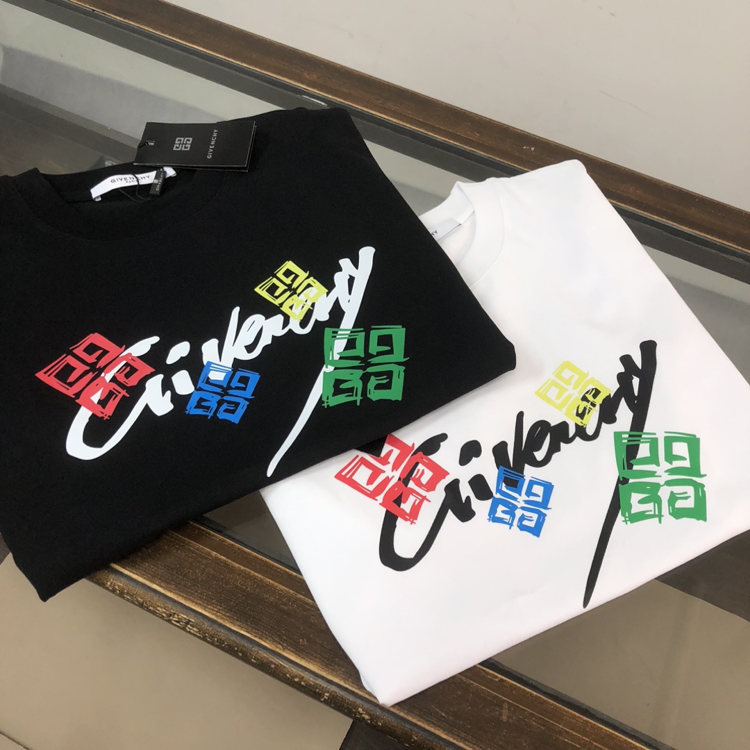 P75 GIVENCHY 纪梵希 26SS春夏最新款短袖圆领情侣款T恤～印花Logo精致升级～定制纯棉面料，极为亲肤舒适， 摸上去手感非常的柔软，质感很好，做工细致。完美体现立体感 符合品牌一贯的设计风格，整体非常不错！时尚品味T恤衫，而且内搭单穿都完全没问题！上身效果超赞👍 颜色：黑色 白色 码数： M-XXXL