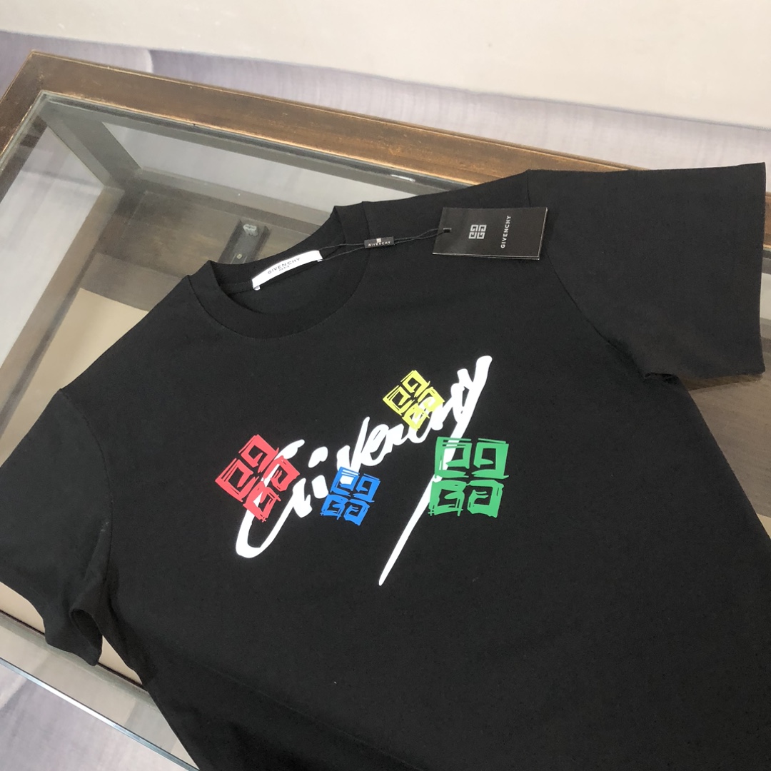 P75 GIVENCHY 纪梵希 26SS春夏最新款短袖圆领情侣款T恤～印花Logo精致升级～定制纯棉面料，极为亲肤舒适， 摸上去手感非常的柔软，质感很好，做工细致。完美体现立体感 符合品牌一贯的设计风格，整体非常不错！时尚品味T恤衫，而且内搭单穿都完全没问题！上身效果超赞👍 颜色：黑色 白色 码数： M-XXXL