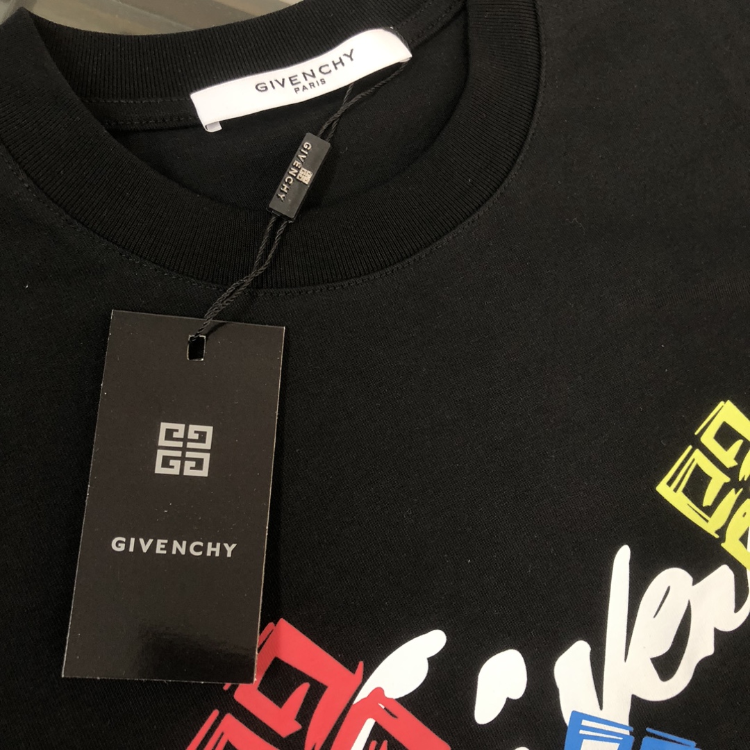 P75 GIVENCHY 纪梵希 26SS春夏最新款短袖圆领情侣款T恤～印花Logo精致升级～定制纯棉面料，极为亲肤舒适， 摸上去手感非常的柔软，质感很好，做工细致。完美体现立体感 符合品牌一贯的设计风格，整体非常不错！时尚品味T恤衫，而且内搭单穿都完全没问题！上身效果超赞👍 颜色：黑色 白色 码数： M-XXXL