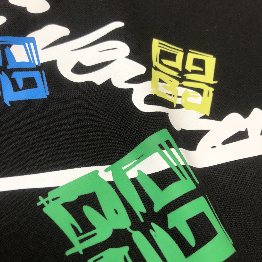 P75 GIVENCHY 纪梵希 26SS春夏最新款短袖圆领情侣款T恤～印花Logo精致升级～定制纯棉面料，极为亲肤舒适， 摸上去手感非常的柔软，质感很好，做工细致。完美体现立体感 符合品牌一贯的设计风格，整体非常不错！时尚品味T恤衫，而且内搭单穿都完全没问题！上身效果超赞👍 颜色：黑色 白色 码数： M-XXXL