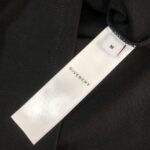 P75 GIVENCHY 纪梵希 26SS春夏最新款短袖圆领情侣款T恤～印花Logo精致升级～定制纯棉面料，极为亲肤舒适， 摸上去手感非常的柔软，质感很好，做工细致。完美体现立体感 符合品牌一贯的设计风格，整体非常不错！时尚品味T恤衫，而且内搭单穿都完全没问题！上身效果超赞👍 颜色：黑色 白色 码数： M-XXXL