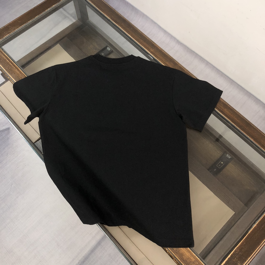 P75 GIVENCHY 纪梵希 26SS春夏最新款短袖圆领情侣款T恤～印花Logo精致升级～定制纯棉面料，极为亲肤舒适， 摸上去手感非常的柔软，质感很好，做工细致。完美体现立体感 符合品牌一贯的设计风格，整体非常不错！时尚品味T恤衫，而且内搭单穿都完全没问题！上身效果超赞👍 颜色：黑色 白色 码数： M-XXXL