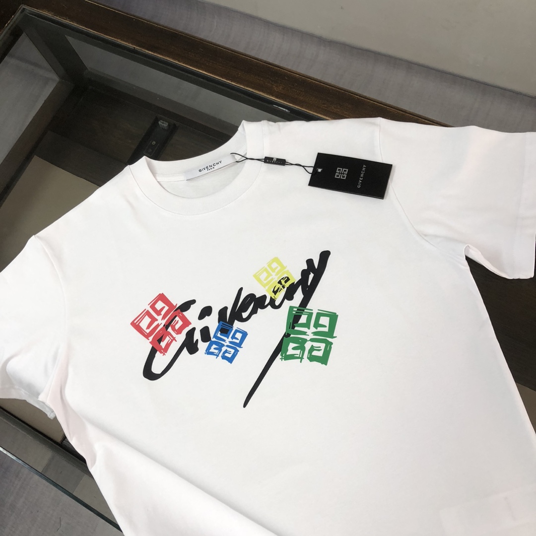 P75 GIVENCHY 纪梵希 26SS春夏最新款短袖圆领情侣款T恤～印花Logo精致升级～定制纯棉面料，极为亲肤舒适， 摸上去手感非常的柔软，质感很好，做工细致。完美体现立体感 符合品牌一贯的设计风格，整体非常不错！时尚品味T恤衫，而且内搭单穿都完全没问题！上身效果超赞👍 颜色：黑色 白色 码数： M-XXXL