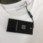 P75 GIVENCHY 纪梵希 26SS春夏最新款短袖圆领情侣款T恤～印花Logo精致升级～定制纯棉面料，极为亲肤舒适， 摸上去手感非常的柔软，质感很好，做工细致。完美体现立体感 符合品牌一贯的设计风格，整体非常不错！时尚品味T恤衫，而且内搭单穿都完全没问题！上身效果超赞👍 颜色：黑色 白色 码数： M-XXXL
