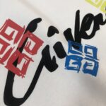 P75 GIVENCHY 纪梵希 26SS春夏最新款短袖圆领情侣款T恤～印花Logo精致升级～定制纯棉面料，极为亲肤舒适， 摸上去手感非常的柔软，质感很好，做工细致。完美体现立体感 符合品牌一贯的设计风格，整体非常不错！时尚品味T恤衫，而且内搭单穿都完全没问题！上身效果超赞👍 颜色：黑色 白色 码数： M-XXXL