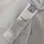 P75 GIVENCHY 纪梵希 26SS春夏最新款短袖圆领情侣款T恤～印花Logo精致升级～定制纯棉面料，极为亲肤舒适， 摸上去手感非常的柔软，质感很好，做工细致。完美体现立体感 符合品牌一贯的设计风格，整体非常不错！时尚品味T恤衫，而且内搭单穿都完全没问题！上身效果超赞👍 颜色：黑色 白色 码数： M-XXXL