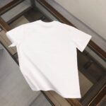 P75 GIVENCHY 纪梵希 26SS春夏最新款短袖圆领情侣款T恤～印花Logo精致升级～定制纯棉面料，极为亲肤舒适， 摸上去手感非常的柔软，质感很好，做工细致。完美体现立体感 符合品牌一贯的设计风格，整体非常不错！时尚品味T恤衫，而且内搭单穿都完全没问题！上身效果超赞👍 颜色：黑色 白色 码数： M-XXXL