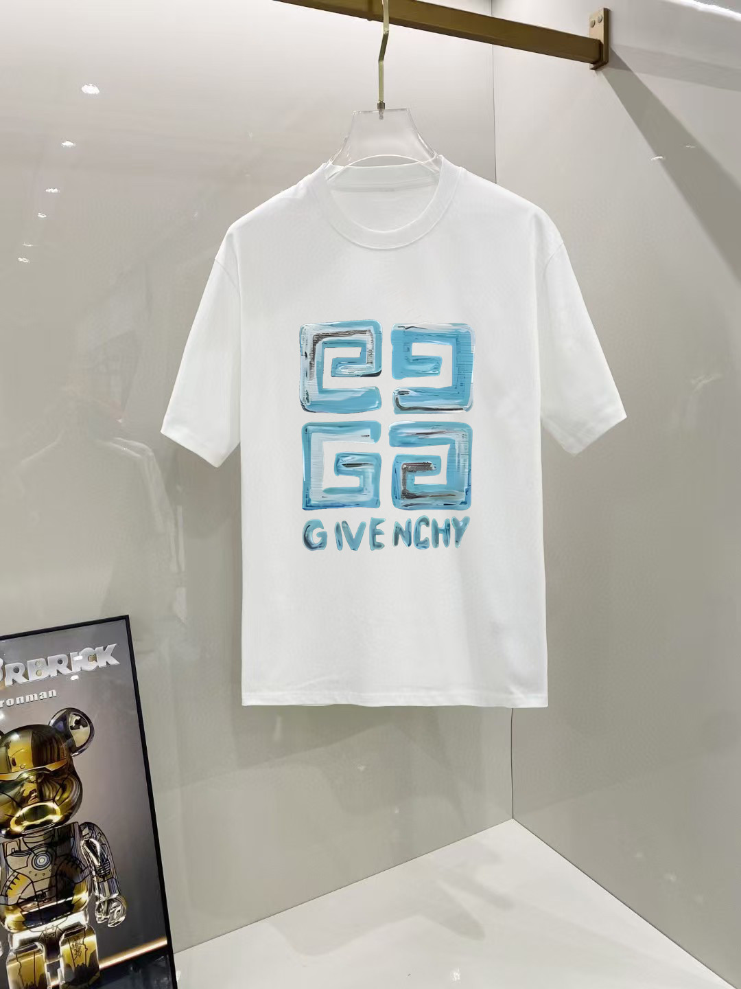 P70 纪梵希 2026早春新款首发专柜最新款短袖圆领T恤 高端订制 设计前卫时尚！高端定制高支长绒棉面料.穿着舒适.专柜级别精致车线.做工精细.上身效果无敌帅气！型男必备单品！ 码数： S M L XL XXL 胸围：50 52 55 58 61 衣长：69 71 73 75 77 肩宽：48 50 53 56 58 袖长：22 23 24 尺寸由于手工测量，存在1-3CM左右的偏差
