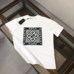 P75 🌟GIVENCHY 纪梵希 26SS最新款情侣款圆领短袖 情侣T恤～ 春夏新品 高品质 🔥🔥时尚百搭潮款 定制进口面料 ！穿着舒适 透气 时尚不失个性 上身休闲随性 帅气有型 彰显大牌气质。三标齐全！！ 颜色：黑色 白色 尺码：M-XXXL