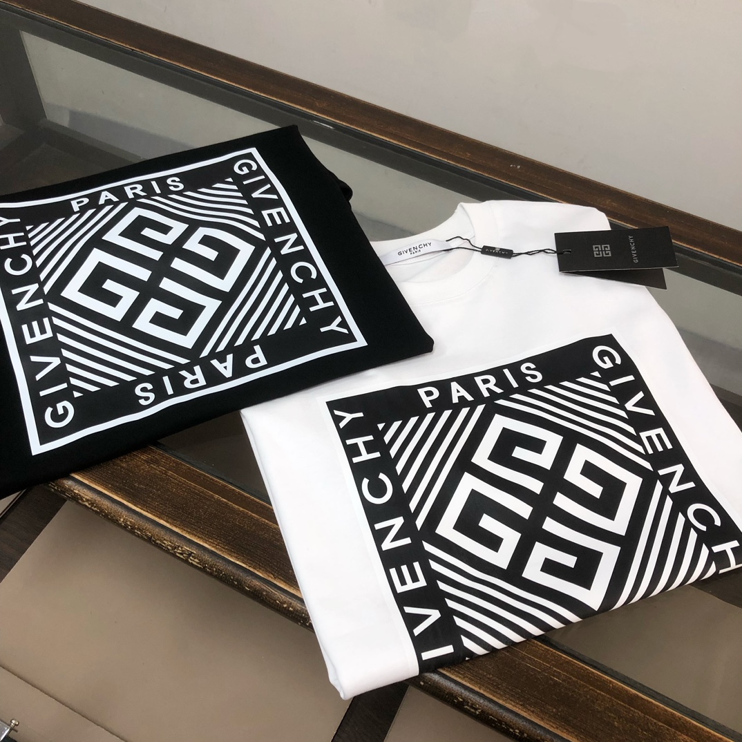 P75 🌟GIVENCHY 纪梵希 26SS最新款情侣款圆领短袖 情侣T恤～ 春夏新品 高品质 🔥🔥时尚百搭潮款 定制进口面料 ！穿着舒适 透气 时尚不失个性 上身休闲随性 帅气有型 彰显大牌气质。三标齐全！！ 颜色：黑色 白色 尺码：M-XXXL