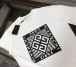 P75 🌟GIVENCHY 纪梵希 26SS最新款情侣款圆领短袖 情侣T恤～ 春夏新品 高品质 🔥🔥时尚百搭潮款 定制进口面料 ！穿着舒适 透气 时尚不失个性 上身休闲随性 帅气有型 彰显大牌气质。三标齐全！！ 颜色：黑色 白色 尺码：M-XXXL