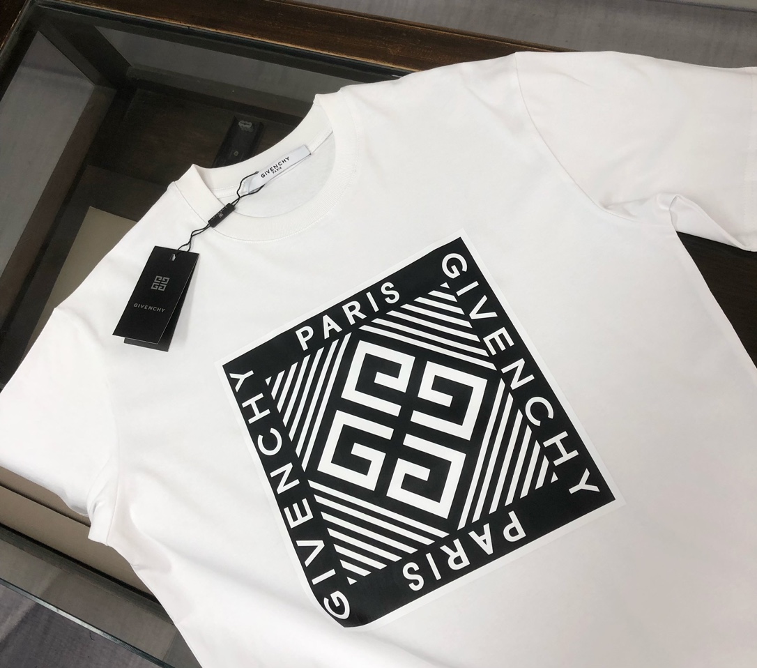 P75 🌟GIVENCHY 纪梵希 26SS最新款情侣款圆领短袖 情侣T恤～ 春夏新品 高品质 🔥🔥时尚百搭潮款 定制进口面料 ！穿着舒适 透气 时尚不失个性 上身休闲随性 帅气有型 彰显大牌气质。三标齐全！！ 颜色：黑色 白色 尺码：M-XXXL
