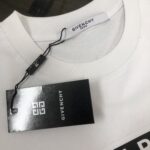 P75 🌟GIVENCHY 纪梵希 26SS最新款情侣款圆领短袖 情侣T恤～ 春夏新品 高品质 🔥🔥时尚百搭潮款 定制进口面料 ！穿着舒适 透气 时尚不失个性 上身休闲随性 帅气有型 彰显大牌气质。三标齐全！！ 颜色：黑色 白色 尺码：M-XXXL
