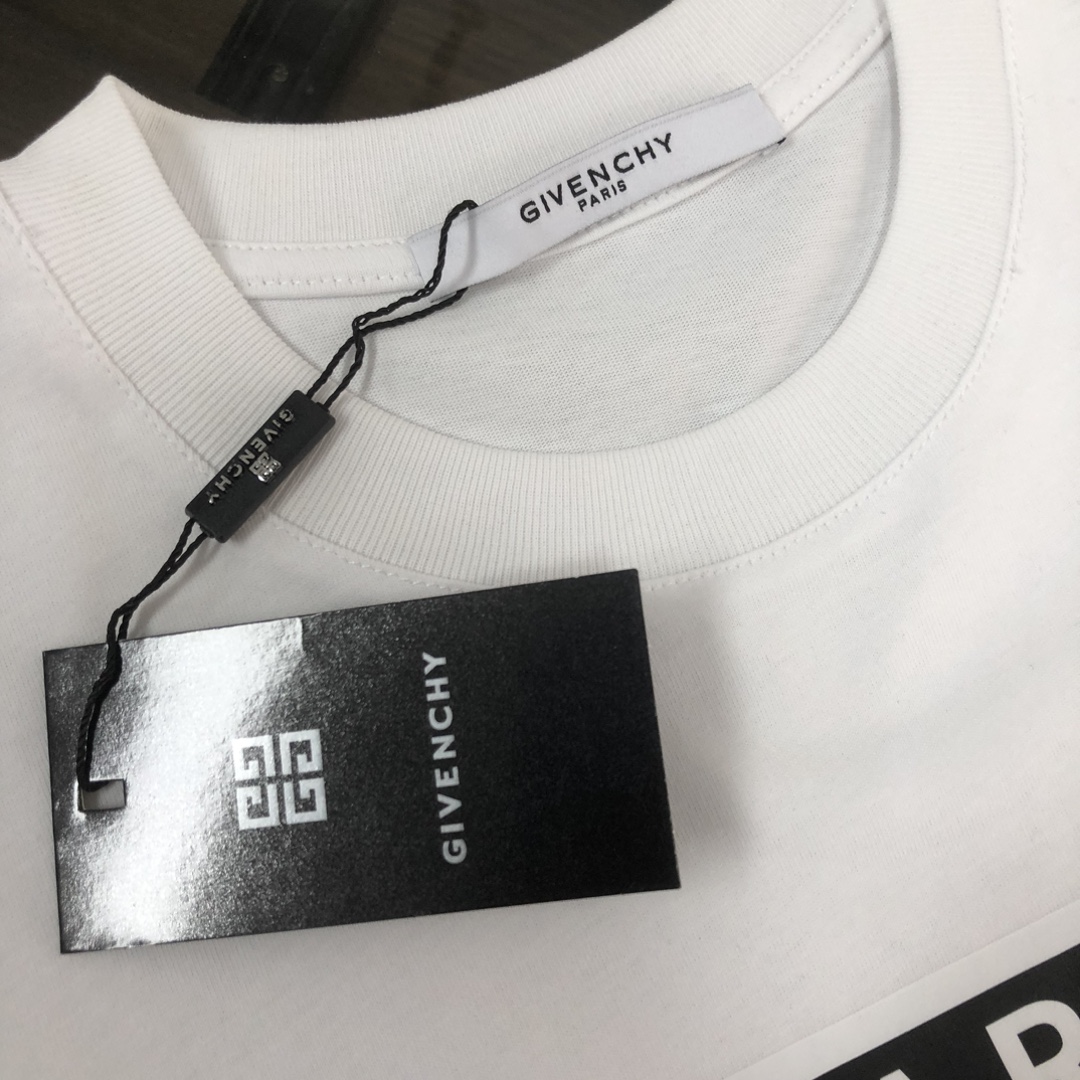 P75 🌟GIVENCHY 纪梵希 26SS最新款情侣款圆领短袖 情侣T恤～ 春夏新品 高品质 🔥🔥时尚百搭潮款 定制进口面料 ！穿着舒适 透气 时尚不失个性 上身休闲随性 帅气有型 彰显大牌气质。三标齐全！！ 颜色：黑色 白色 尺码：M-XXXL