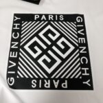 P75 🌟GIVENCHY 纪梵希 26SS最新款情侣款圆领短袖 情侣T恤～ 春夏新品 高品质 🔥🔥时尚百搭潮款 定制进口面料 ！穿着舒适 透气 时尚不失个性 上身休闲随性 帅气有型 彰显大牌气质。三标齐全！！ 颜色：黑色 白色 尺码：M-XXXL