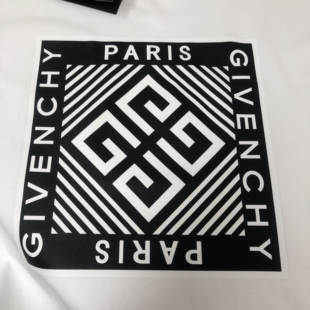 P75 🌟GIVENCHY 纪梵希 26SS最新款情侣款圆领短袖 情侣T恤～ 春夏新品 高品质 🔥🔥时尚百搭潮款 定制进口面料 ！穿着舒适 透气 时尚不失个性 上身休闲随性 帅气有型 彰显大牌气质。三标齐全！！ 颜色：黑色 白色 尺码：M-XXXL