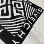 P75 🌟GIVENCHY 纪梵希 26SS最新款情侣款圆领短袖 情侣T恤～ 春夏新品 高品质 🔥🔥时尚百搭潮款 定制进口面料 ！穿着舒适 透气 时尚不失个性 上身休闲随性 帅气有型 彰显大牌气质。三标齐全！！ 颜色：黑色 白色 尺码：M-XXXL