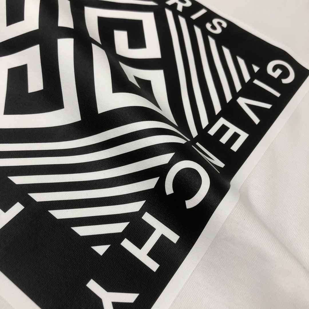 P75 🌟GIVENCHY 纪梵希 26SS最新款情侣款圆领短袖 情侣T恤～ 春夏新品 高品质 🔥🔥时尚百搭潮款 定制进口面料 ！穿着舒适 透气 时尚不失个性 上身休闲随性 帅气有型 彰显大牌气质。三标齐全！！ 颜色：黑色 白色 尺码：M-XXXL