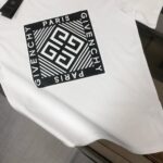 P75 🌟GIVENCHY 纪梵希 26SS最新款情侣款圆领短袖 情侣T恤～ 春夏新品 高品质 🔥🔥时尚百搭潮款 定制进口面料 ！穿着舒适 透气 时尚不失个性 上身休闲随性 帅气有型 彰显大牌气质。三标齐全！！ 颜色：黑色 白色 尺码：M-XXXL
