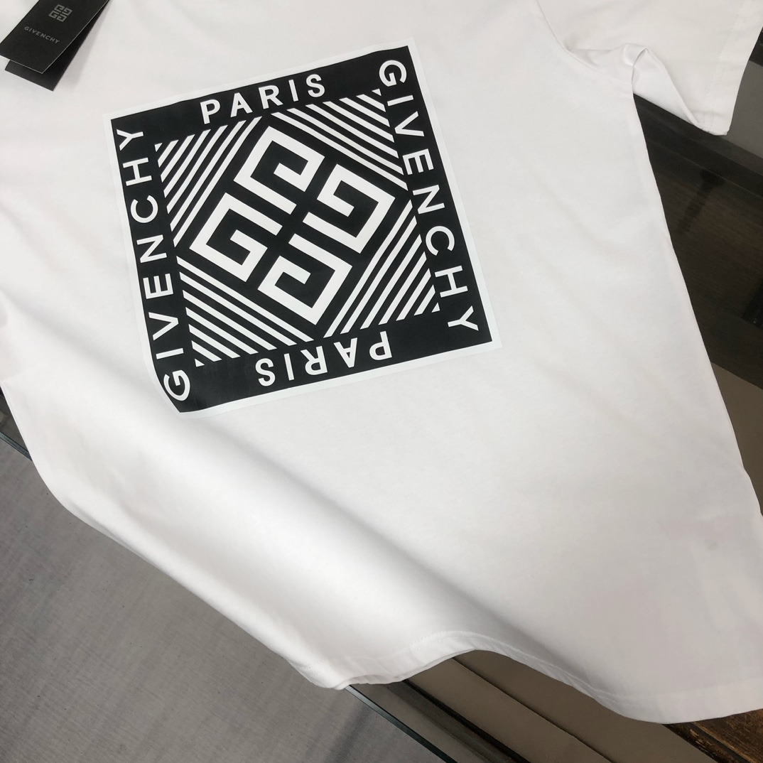 P75 🌟GIVENCHY 纪梵希 26SS最新款情侣款圆领短袖 情侣T恤～ 春夏新品 高品质 🔥🔥时尚百搭潮款 定制进口面料 ！穿着舒适 透气 时尚不失个性 上身休闲随性 帅气有型 彰显大牌气质。三标齐全！！ 颜色：黑色 白色 尺码：M-XXXL