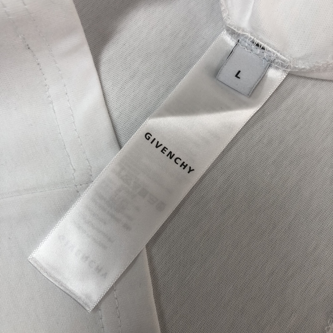 P75 🌟GIVENCHY 纪梵希 26SS最新款情侣款圆领短袖 情侣T恤～ 春夏新品 高品质 🔥🔥时尚百搭潮款 定制进口面料 ！穿着舒适 透气 时尚不失个性 上身休闲随性 帅气有型 彰显大牌气质。三标齐全！！ 颜色：黑色 白色 尺码：M-XXXL