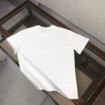 P75 🌟GIVENCHY 纪梵希 26SS最新款情侣款圆领短袖 情侣T恤～ 春夏新品 高品质 🔥🔥时尚百搭潮款 定制进口面料 ！穿着舒适 透气 时尚不失个性 上身休闲随性 帅气有型 彰显大牌气质。三标齐全！！ 颜色：黑色 白色 尺码：M-XXXL