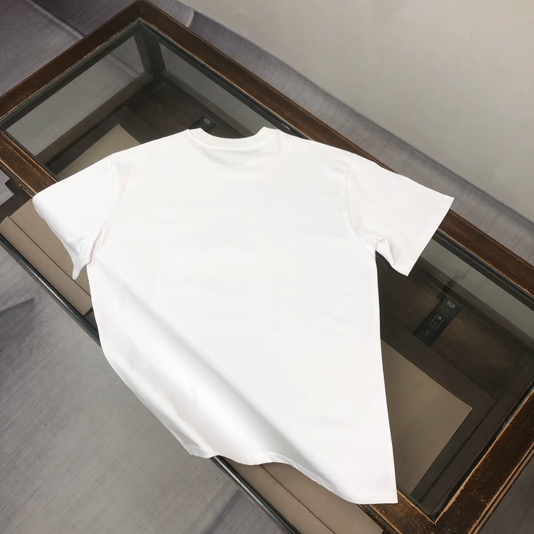 P75 🌟GIVENCHY 纪梵希 26SS最新款情侣款圆领短袖 情侣T恤～ 春夏新品 高品质 🔥🔥时尚百搭潮款 定制进口面料 ！穿着舒适 透气 时尚不失个性 上身休闲随性 帅气有型 彰显大牌气质。三标齐全！！ 颜色：黑色 白色 尺码：M-XXXL