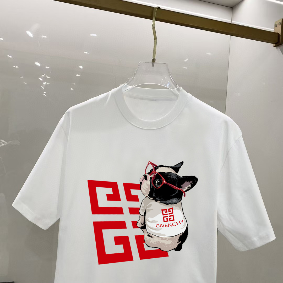 P70 纪梵希 2026早春新款首发专柜最新款短袖圆领T恤 高端订制 设计前卫时尚！高端定制高支长绒棉面料.穿着舒适.专柜级别精致车线.做工精细.上身效果无敌帅气！型男必备单品！ 码数： S M L XL XXL 胸围：50 52 55 58 61 衣长：69 71 73 75 77 肩宽：48 50 53 56 58 袖长：22 23 24 尺寸由于手工测量，存在1-3CM左右的偏差