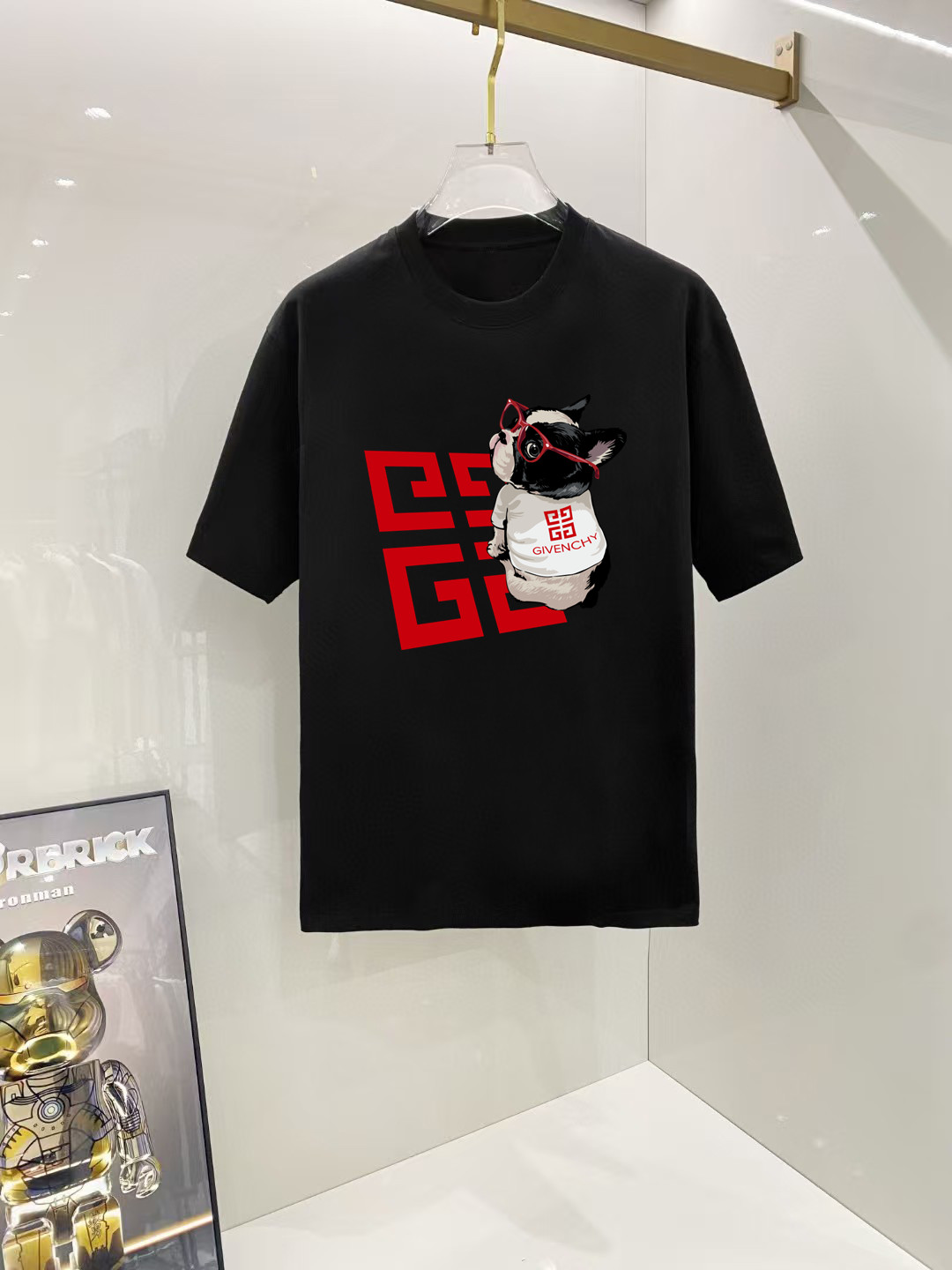 P70 纪梵希 2026早春新款首发专柜最新款短袖圆领T恤 高端订制 设计前卫时尚！高端定制高支长绒棉面料.穿着舒适.专柜级别精致车线.做工精细.上身效果无敌帅气！型男必备单品！ 码数： S M L XL XXL 胸围：50 52 55 58 61 衣长：69 71 73 75 77 肩宽：48 50 53 56 58 袖长：22 23 24 尺寸由于手工测量，存在1-3CM左右的偏差