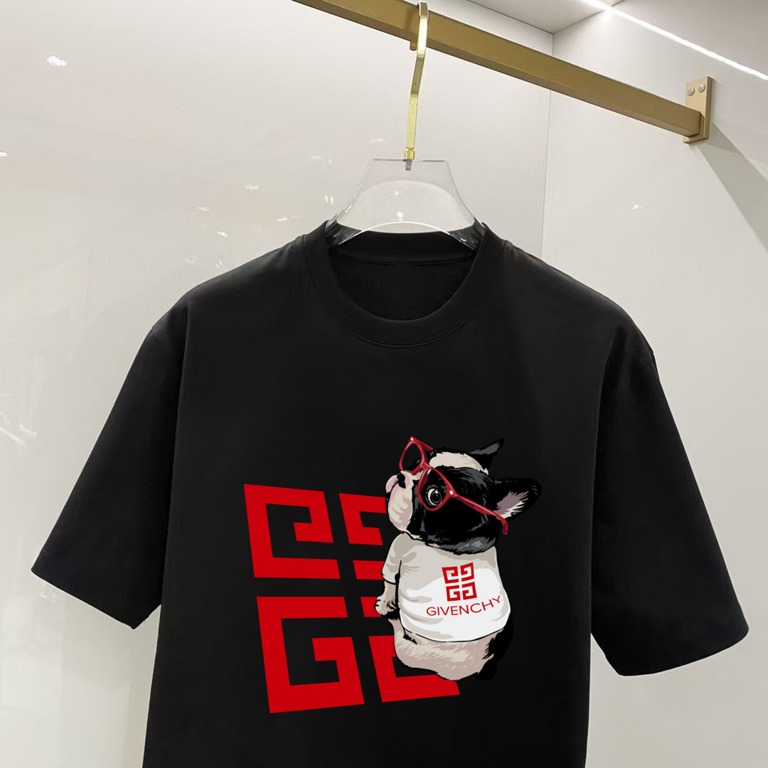P70 纪梵希 2026早春新款首发专柜最新款短袖圆领T恤 高端订制 设计前卫时尚！高端定制高支长绒棉面料.穿着舒适.专柜级别精致车线.做工精细.上身效果无敌帅气！型男必备单品！ 码数： S M L XL XXL 胸围：50 52 55 58 61 衣长：69 71 73 75 77 肩宽：48 50 53 56 58 袖长：22 23 24 尺寸由于手工测量，存在1-3CM左右的偏差
