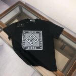 P75 🌟GIVENCHY 纪梵希 26SS最新款情侣款圆领短袖 情侣T恤～ 春夏新品 高品质 🔥🔥时尚百搭潮款 定制进口面料 ！穿着舒适 透气 时尚不失个性 上身休闲随性 帅气有型 彰显大牌气质。三标齐全！！ 颜色：黑色 白色 尺码：M-XXXL