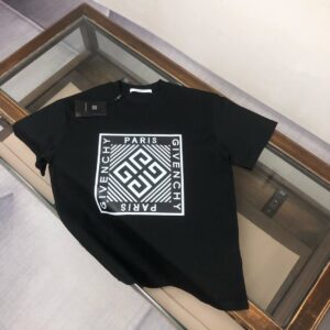 P75 🌟GIVENCHY 纪梵希 26SS最新款情侣款圆领短袖 情侣T恤～ 春夏新品 高品质 🔥🔥时尚百搭潮款 定制进口面料 ！穿着舒适 透气 时尚不失个性 上身休闲随性 帅气有型 彰显大牌气质。三标齐全！！ 颜色：黑色 白色 尺码：M-XXXL