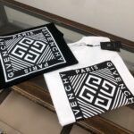 P75 🌟GIVENCHY 纪梵希 26SS最新款情侣款圆领短袖 情侣T恤～ 春夏新品 高品质 🔥🔥时尚百搭潮款 定制进口面料 ！穿着舒适 透气 时尚不失个性 上身休闲随性 帅气有型 彰显大牌气质。三标齐全！！ 颜色：黑色 白色 尺码：M-XXXL