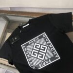 P75 🌟GIVENCHY 纪梵希 26SS最新款情侣款圆领短袖 情侣T恤～ 春夏新品 高品质 🔥🔥时尚百搭潮款 定制进口面料 ！穿着舒适 透气 时尚不失个性 上身休闲随性 帅气有型 彰显大牌气质。三标齐全！！ 颜色：黑色 白色 尺码：M-XXXL