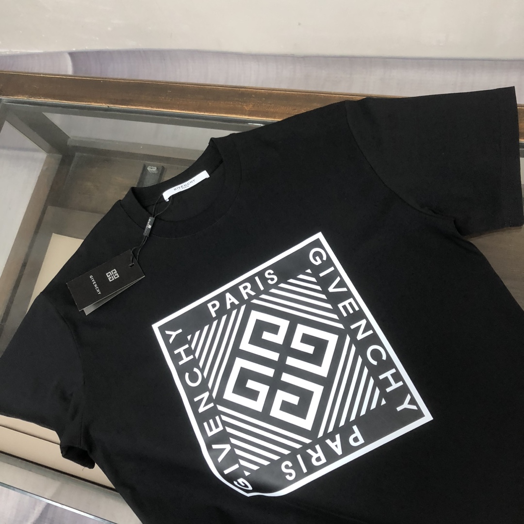 P75 🌟GIVENCHY 纪梵希 26SS最新款情侣款圆领短袖 情侣T恤～ 春夏新品 高品质 🔥🔥时尚百搭潮款 定制进口面料 ！穿着舒适 透气 时尚不失个性 上身休闲随性 帅气有型 彰显大牌气质。三标齐全！！ 颜色：黑色 白色 尺码：M-XXXL