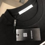 P75 🌟GIVENCHY 纪梵希 26SS最新款情侣款圆领短袖 情侣T恤～ 春夏新品 高品质 🔥🔥时尚百搭潮款 定制进口面料 ！穿着舒适 透气 时尚不失个性 上身休闲随性 帅气有型 彰显大牌气质。三标齐全！！ 颜色：黑色 白色 尺码：M-XXXL